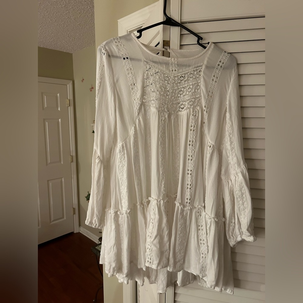 Free People White Lace Peasant style low back detail blouse with balloon sleeves